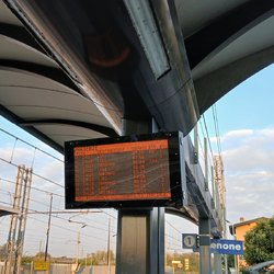 Il tabellone dei ritardi e delle cancellazioni di questa mattina a San Zenone al Lambro 