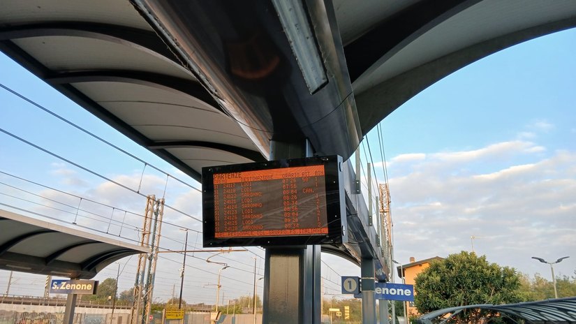 Il tabellone dei ritardi e delle cancellazioni di questa mattina a San Zenone al Lambro 