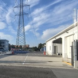 Uno degli ingressi della logistica di fronte al parco giochi 