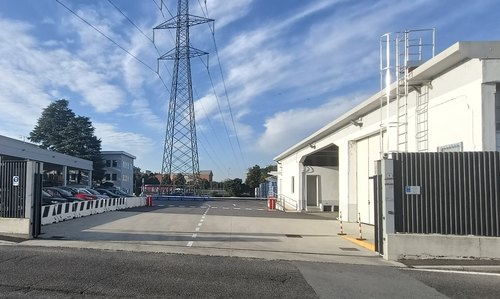Uno degli ingressi della logistica di fronte al parco giochi 