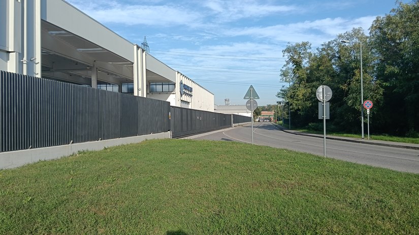La via della Bellaria che corre lungo il confine del parco e dell'area cani 