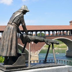 La statua della Lavandaia sul Ticino a Pavia 
