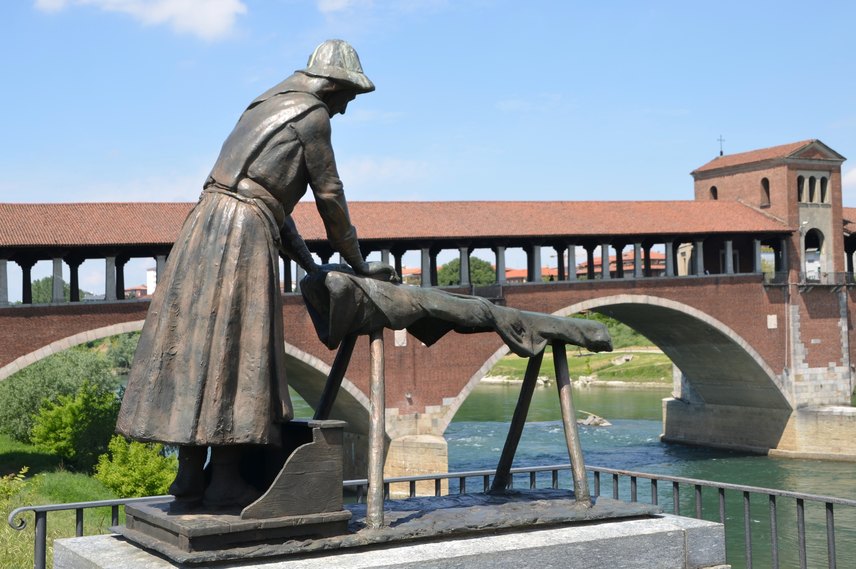 La statua della Lavandaia sul Ticino a Pavia 