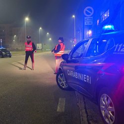 I militari dell'Arma impegnati nella maxi operazione di questa notteiungere il titolo 