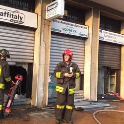 I vigili del fuoco sul luogo dell'incendio 