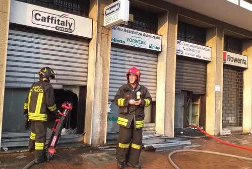 I vigili del fuoco sul luogo dell'incendio 