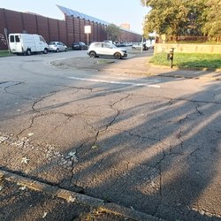 Il passaggio pedonale, invisibile, fra via della Liberazione e via San Francesco; il vandalismo sulle barriere 
