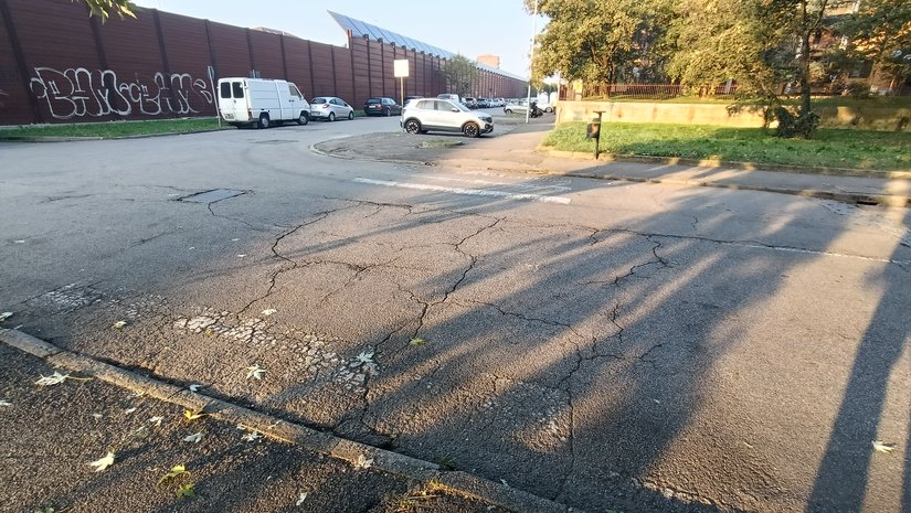 Il passaggio pedonale, invisibile, fra via della Liberazione e via San Francesco; il vandalismo sulle barriere 