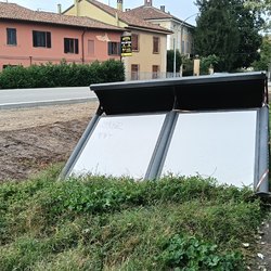 La pensilina di via Due Giugno da mesi in queste condizioni 