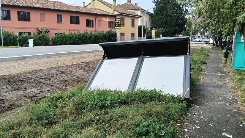 La pensilina di via Due Giugno da mesi in queste condizioni 