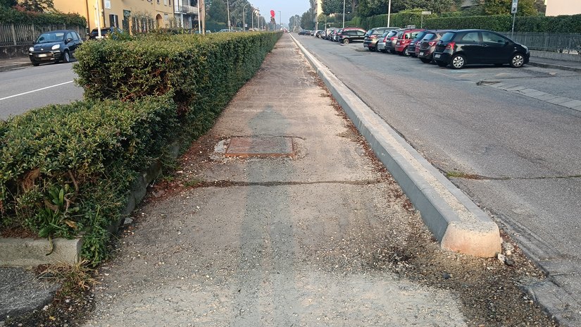 La ciclopedanale di via XXV Aprie, con i tombini sollevati senza le segnalazioni di pericolo per i passanti 