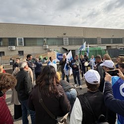 I lavoratori in presidio stamane davanti ai cancelli dell'azienda 