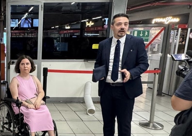 Mattia Ferrarese a destra, in un incontro sulle problematiche del tarsporto pubblico di questa estate 