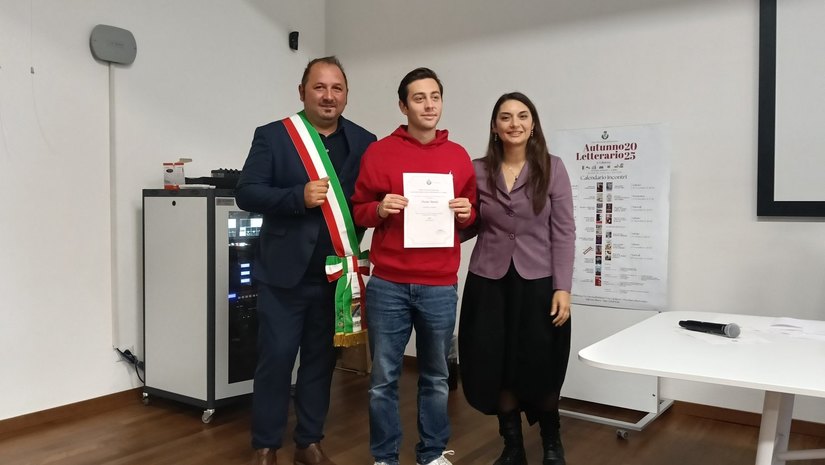 Uno degli stidenti premiati dal riconoscimento consegnato dall'assessora all'Istruzione Greta Montemaggi 