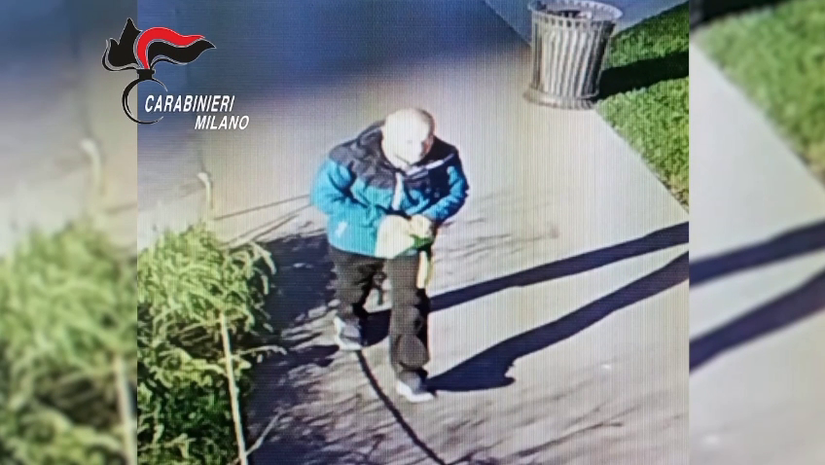 Un frame del video diffuso dai carabinieri. Chi lo riconosce avverta subito le forze dell'ordine 