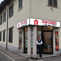 Gaetano Clementi davanti alla nuova Agenzia di via Pandina 4 a Mulazzano (LO) 