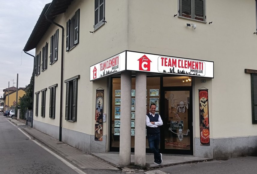 Gaetano Clementi davanti alla nuova Agenzia di via Pandina 4 a Mulazzano (LO) 