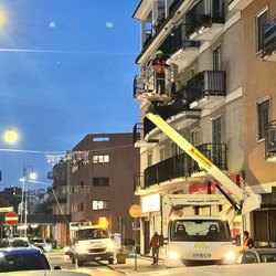 Installazione delle luminarie natalizie in via Libertà 