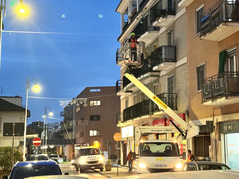 Installazione delle luminarie natalizie in via Libertà 