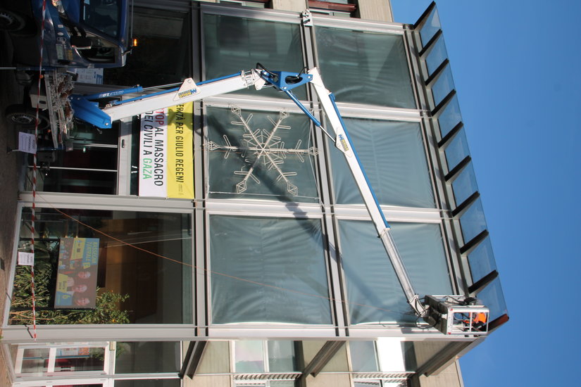 Installazione delle luminarie al Municipio 