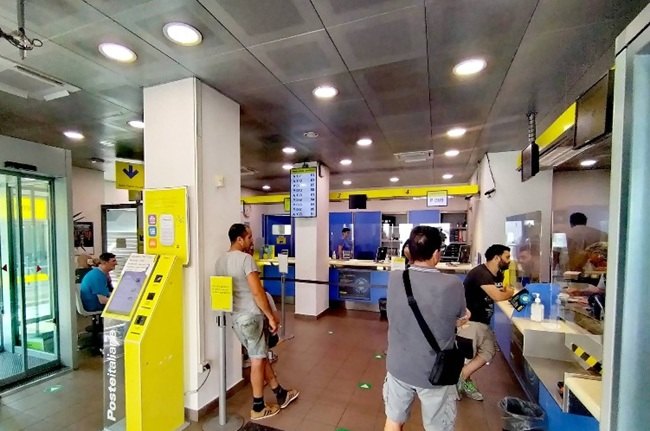 L'angusto ufficio postale di San Giuliano 