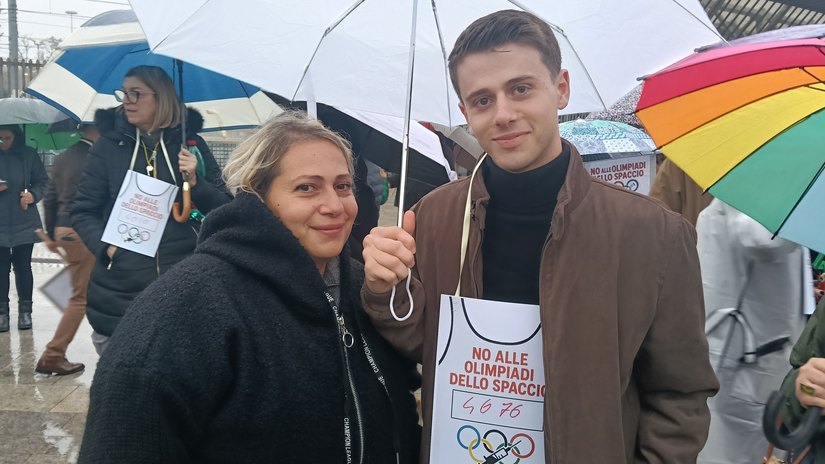Monica Arcamone una delle organizzatrici della protesta con Gabriele Trotta (Forza Ialia Giovani Peschiera Borromeo) 