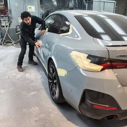 Il maestro artigiano Valerio Espa al lavoro nella sua officina 