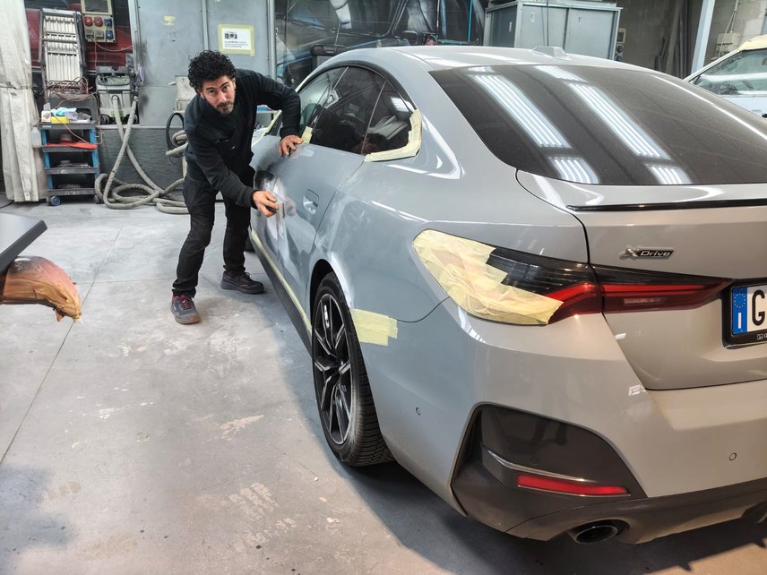 Il maestro artigiano Valerio Espa al lavoro nella sua officina 