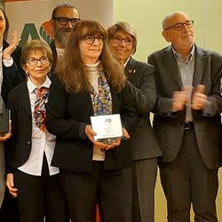Alcuni volontari Avo ritirano il riconoscimento per il 40° anno di attività 