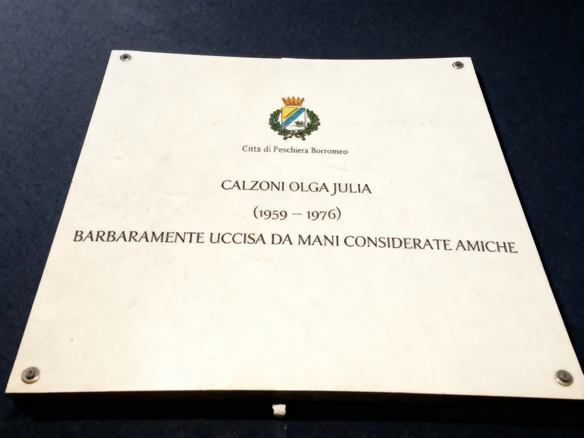 La targa scoperta dedicata a Julia 