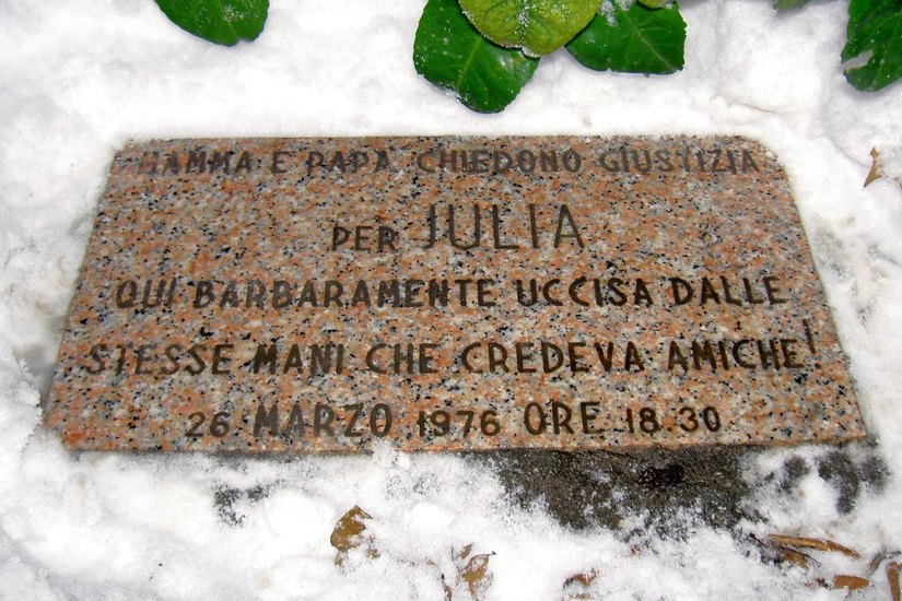 La targa posta dai genitori di Julia dove fu rinvenuto il corpo della 16enne nel bosco del Carengione 