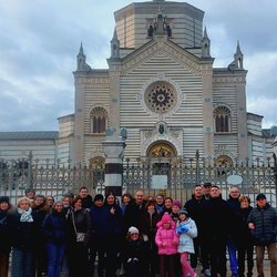 Il gruppo dei “4pass per Milan… e Lod” davanti all'ingresso del Cimitero Monumentale di Milano 