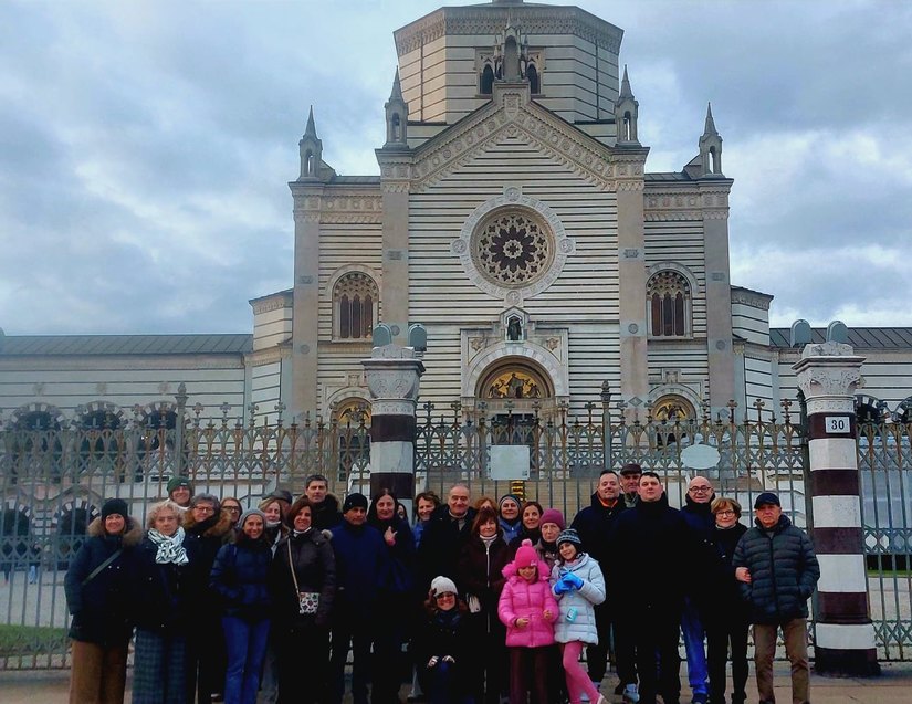 Il gruppo dei “4pass per Milan… e Lod” davanti all'ingresso del Cimitero Monumentale di Milano 