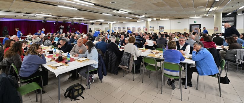 Il pranzo nel salone dell'oratorio 