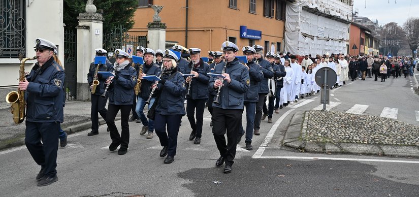 La banda e il corteo pe rle vie della città 