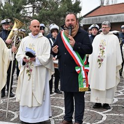 Il sindaco Andrea Coden rende omaggio ai nuovi sacerdoti 