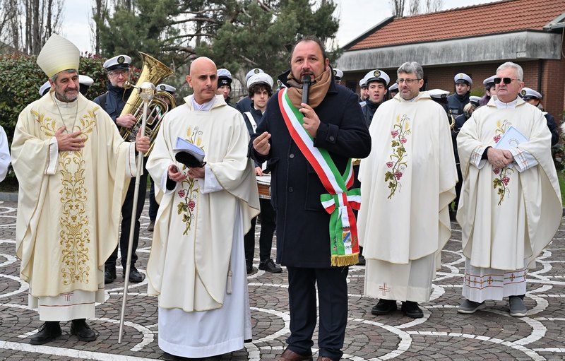 Il sindaco Andrea Coden rende omaggio ai nuovi sacerdoti 