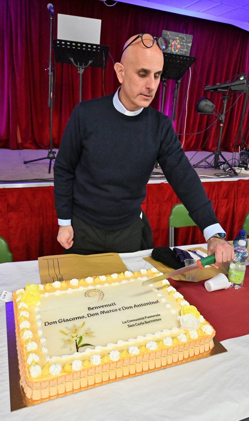 Don Giacomo al taglio della torta celebrativa 