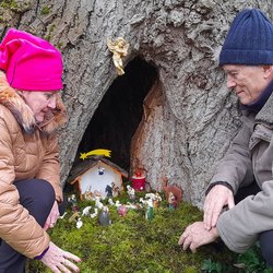 Paola Viviana Sandri e Walter Ferrari davanti al presepe nel Carengione 