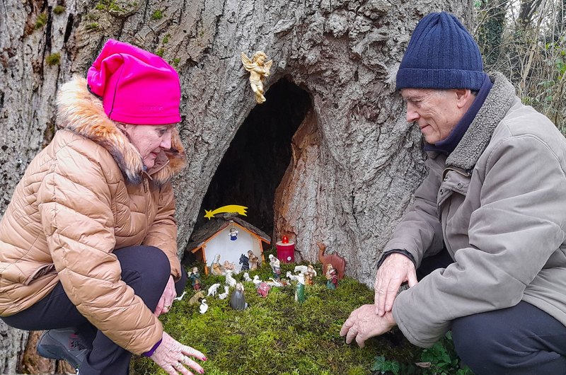 Paola Viviana Sandri e Walter Ferrari davanti al presepe nel Carengione 