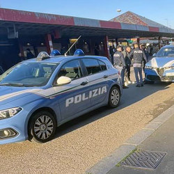 Le volanti della Polizia alla M3 di San Donato dopo uno degli episodi di aggressione 