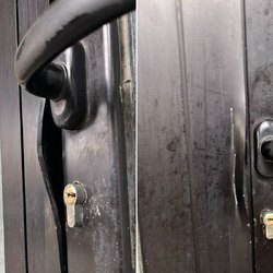 Lo scasso nella porta vetrina 