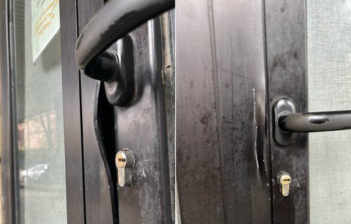 Lo scasso nella porta vetrina 
