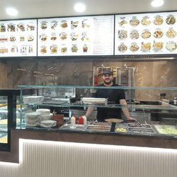 Harun, uno dei due titiolari dietro il lungo e attrezzato bancone 