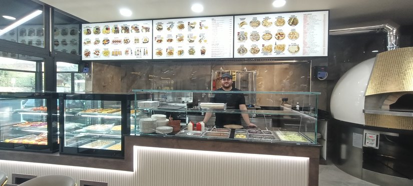 Harun, uno dei due titiolari dietro il lungo e attrezzato bancone 
