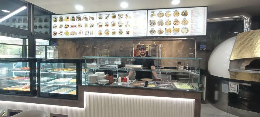 Harun, uno dei due titiolari dietro il lungo e attrezzato bancone 