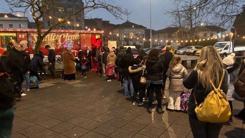 Persone che aspettano per salire sul Trenino di Natale 