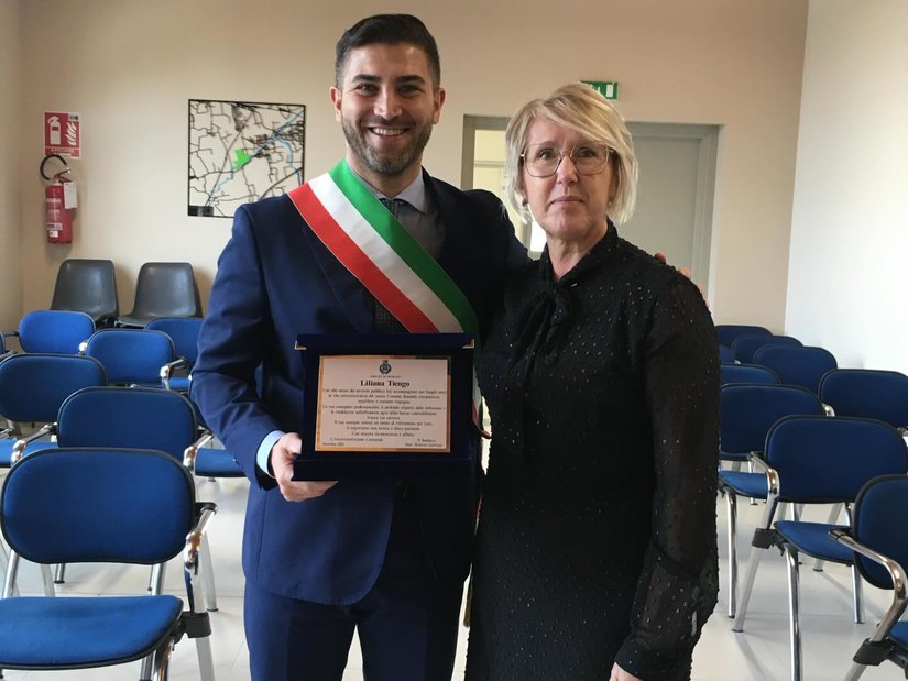 Il sindaco Roberto Gabriele consegna un riconoscimento a Liliana Tiengo 