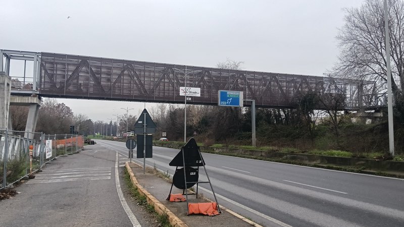 Il cavalcavia ciclopedonale sulla Circonvallazione Idroscalo 