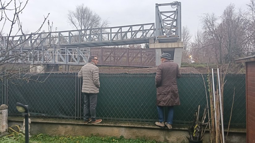 Le rampe di accesso alla struttura adiacenti al giardino delle proprietà private 